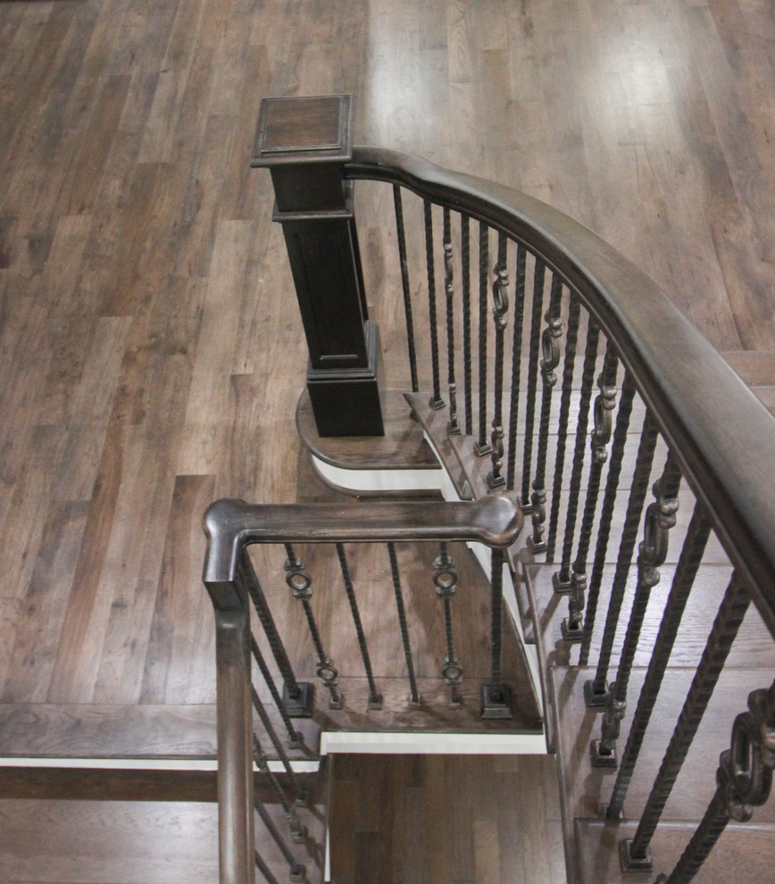 Свежая идея для дизайна: большая деревянная лестница на больцах в стиле неоклассика (современная классика) с деревянными ступенями и стеклянными перилами - отличное фото интерьера