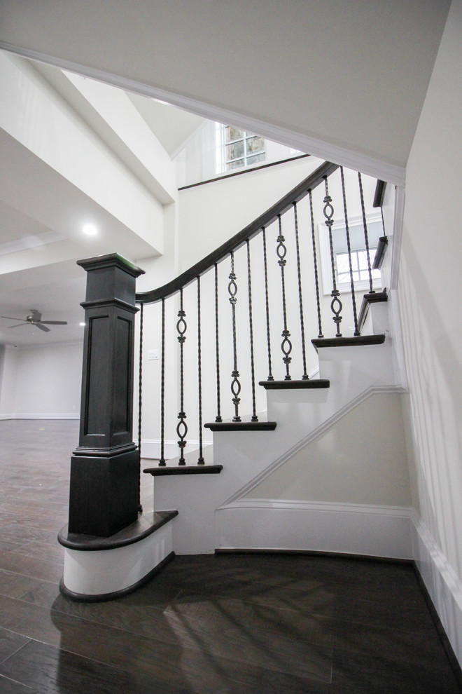 Aménagement d'un grand escalier flottant classique avec des marches en bois, des contremarches en bois et un garde-corps en verre.