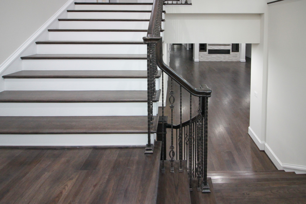 Foto de escalera suspendida clásica renovada grande con escalones de madera, contrahuellas de madera y barandilla de vidrio
