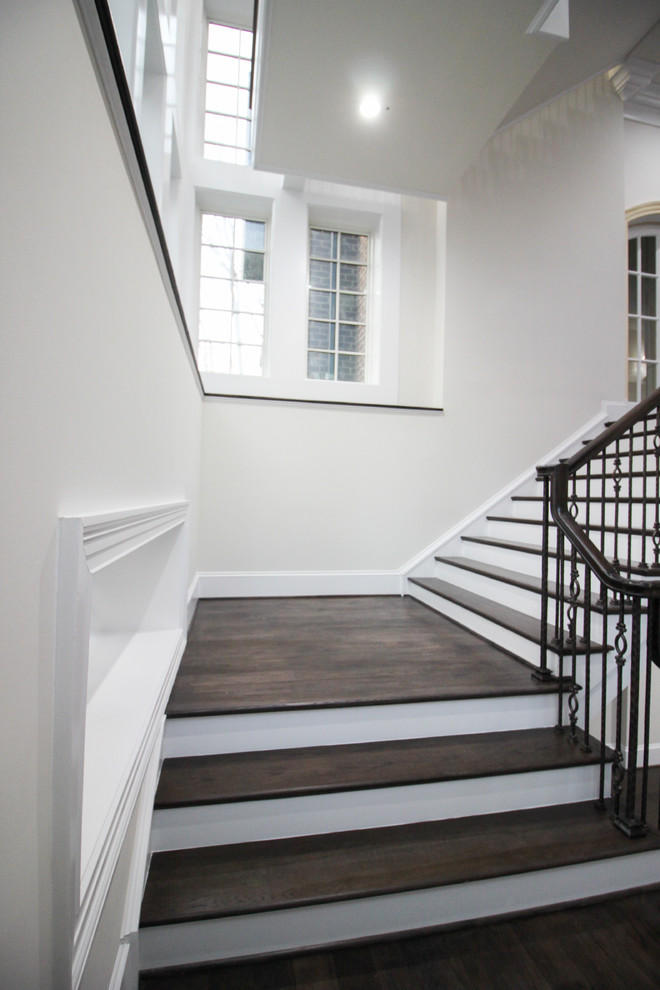 Ejemplo de escalera suspendida clásica renovada grande con escalones de madera, contrahuellas de madera y barandilla de vidrio