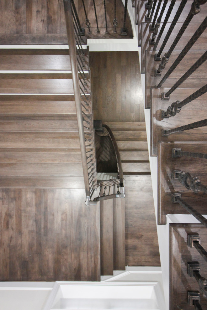 Inspiration pour un grand escalier flottant traditionnel avec des marches en bois, des contremarches en bois et un garde-corps en verre.