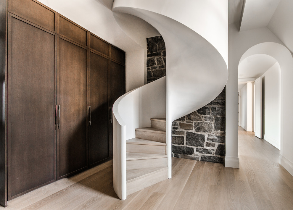 На фото: винтовая деревянная лестница среднего размера в современном стиле с деревянными ступенями