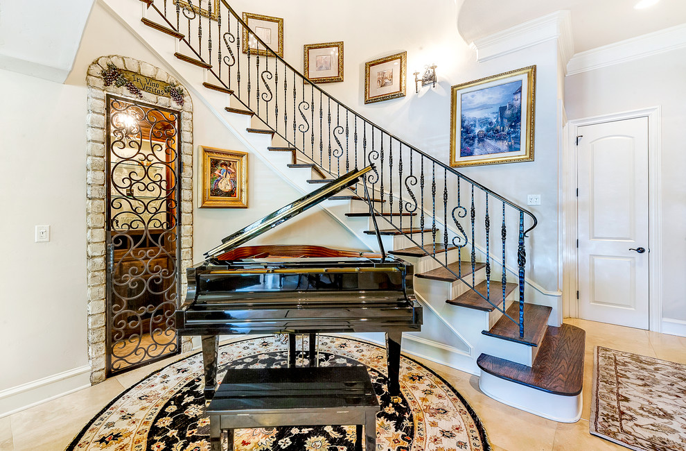 Стильный дизайн: изогнутая лестница в классическом стиле с деревянными ступенями - последний тренд
