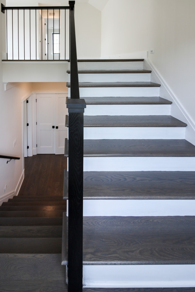 Ejemplo de escalera en U contemporánea de tamaño medio con escalones de madera, contrahuellas de madera y barandilla de metal