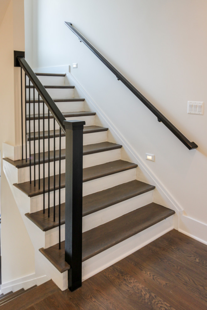 Источник вдохновения для домашнего уюта: п-образная деревянная лестница среднего размера в современном стиле с деревянными ступенями и металлическими перилами