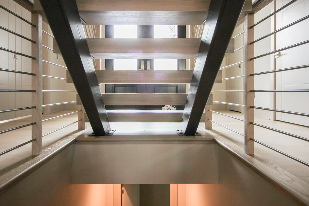 Идея дизайна: лестница на больцах, среднего размера в современном стиле с деревянными ступенями и металлическими перилами