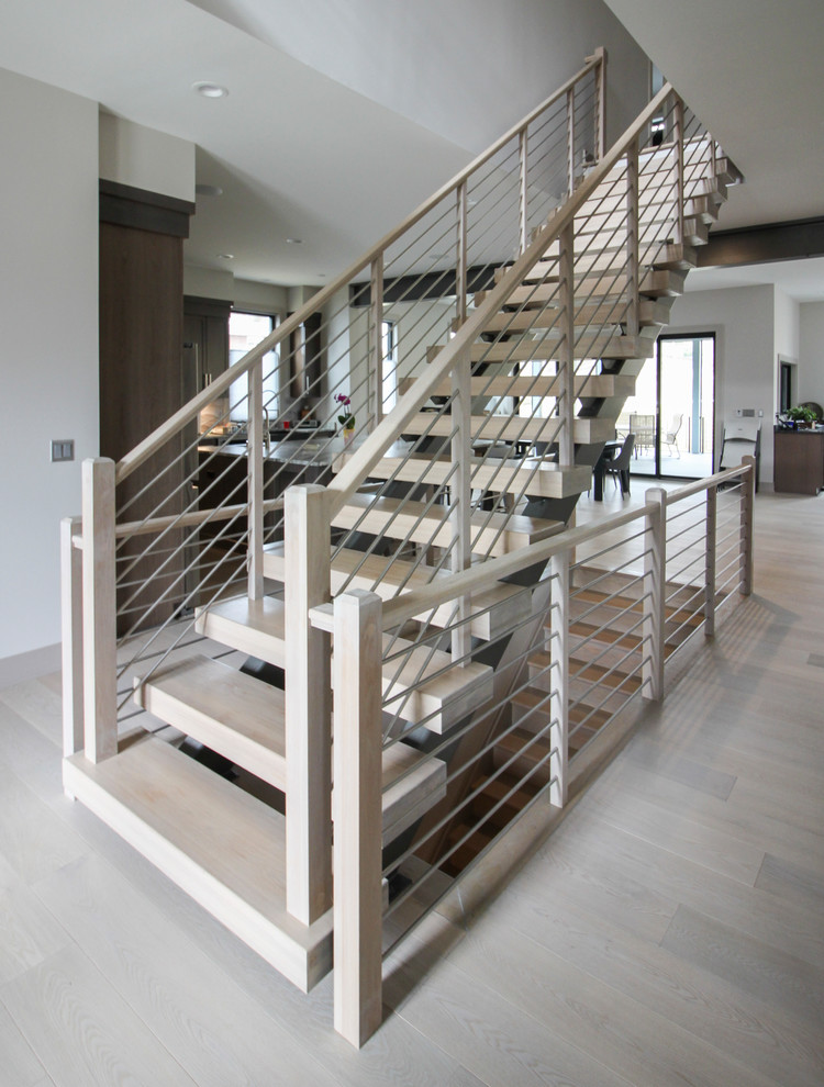 Modelo de escalera suspendida actual de tamaño medio con escalones de madera y barandilla de metal