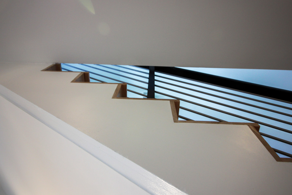 Свежая идея для дизайна: большая винтовая деревянная лестница в современном стиле с деревянными ступенями и перилами из смешанных материалов - отличное фото интерьера