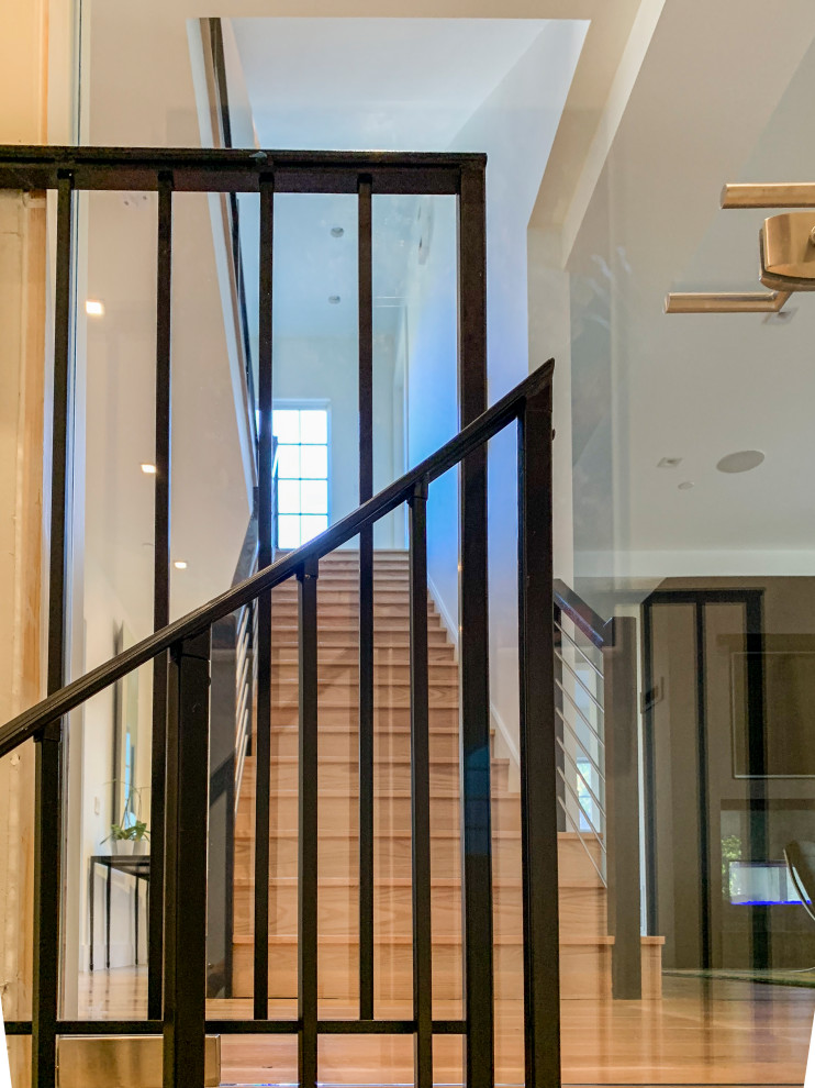Источник вдохновения для домашнего уюта: большая винтовая деревянная лестница в современном стиле с деревянными ступенями и перилами из смешанных материалов