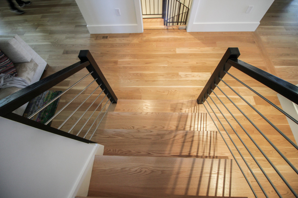 ワシントンD.C.にある高級な広いコンテンポラリースタイルのおしゃれならせん階段 (木の蹴込み板、混合材の手すり) の写真