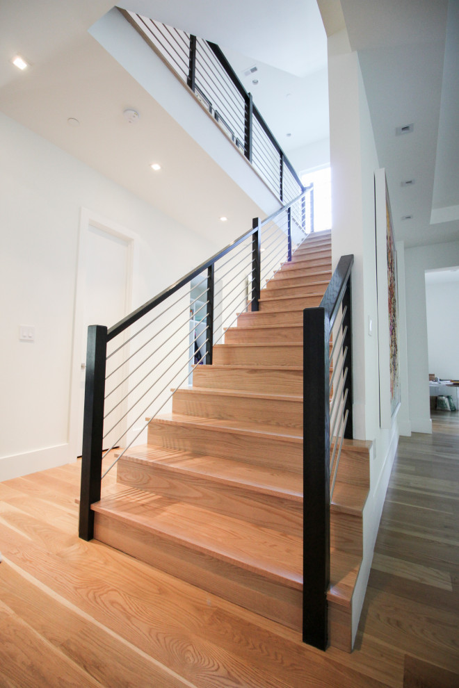 Идея дизайна: большая винтовая деревянная лестница в современном стиле с деревянными ступенями и перилами из смешанных материалов