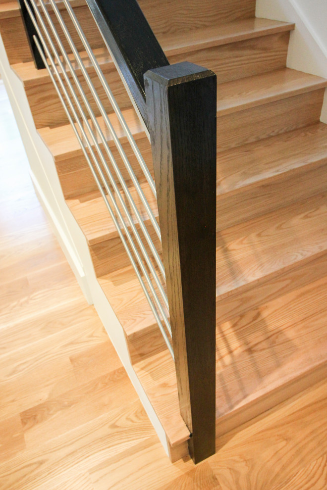 Idee per una grande scala a chiocciola minimal con pedata in legno, alzata in legno e parapetto in materiali misti