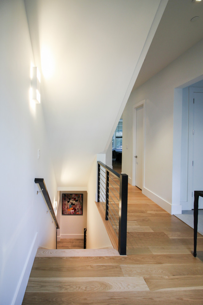 ワシントンD.C.にある高級な広いコンテンポラリースタイルのおしゃれならせん階段 (木の蹴込み板、混合材の手すり) の写真