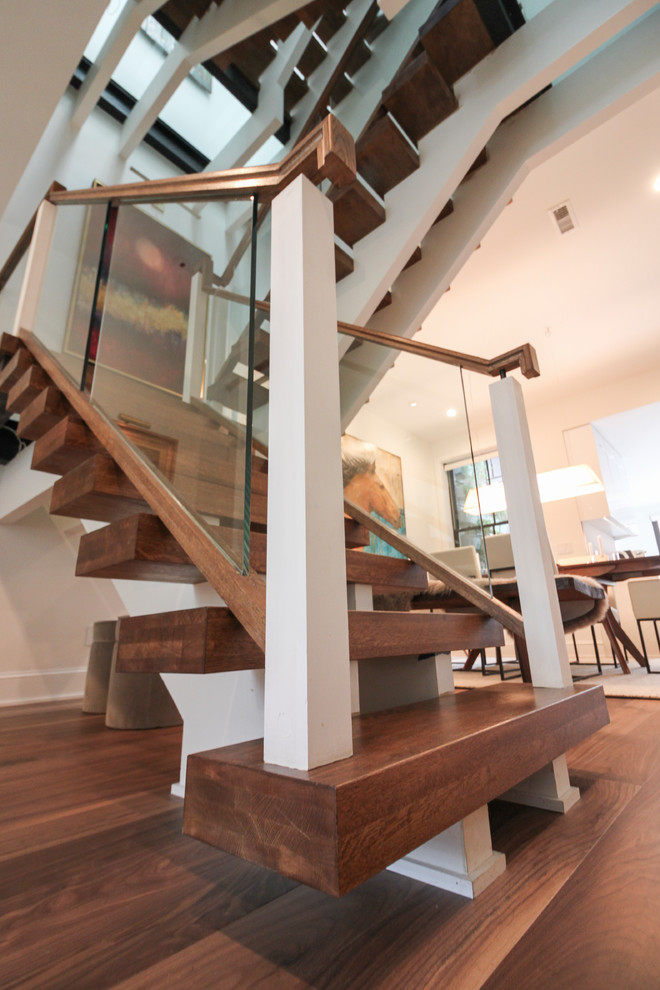 Foto de escalera suspendida contemporánea extra grande sin contrahuella con escalones de vidrio y barandilla de vidrio