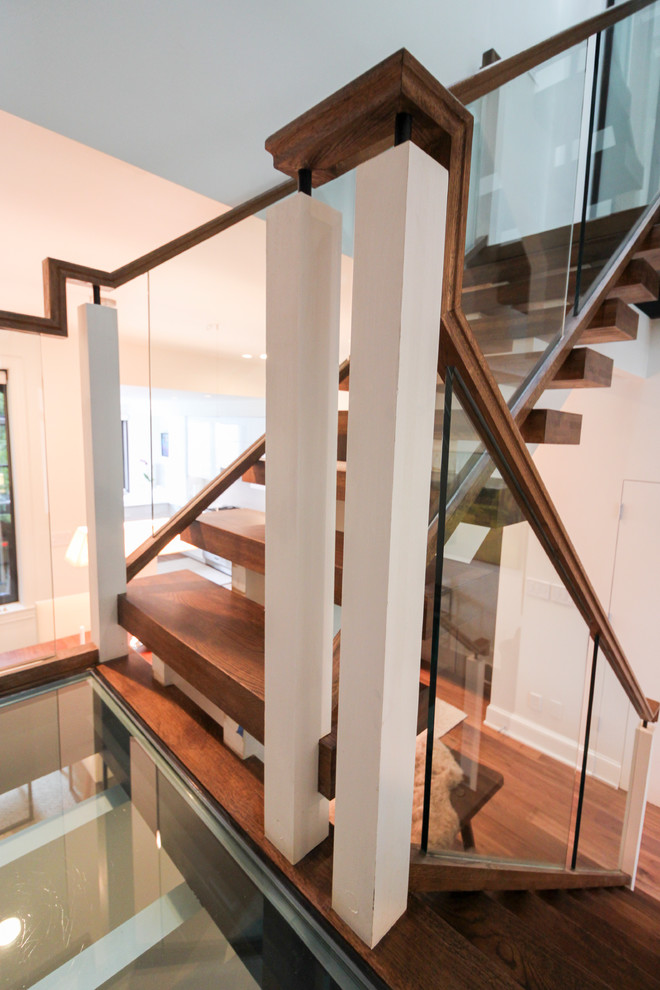 Imagen de escalera suspendida actual extra grande sin contrahuella con escalones de vidrio y barandilla de vidrio