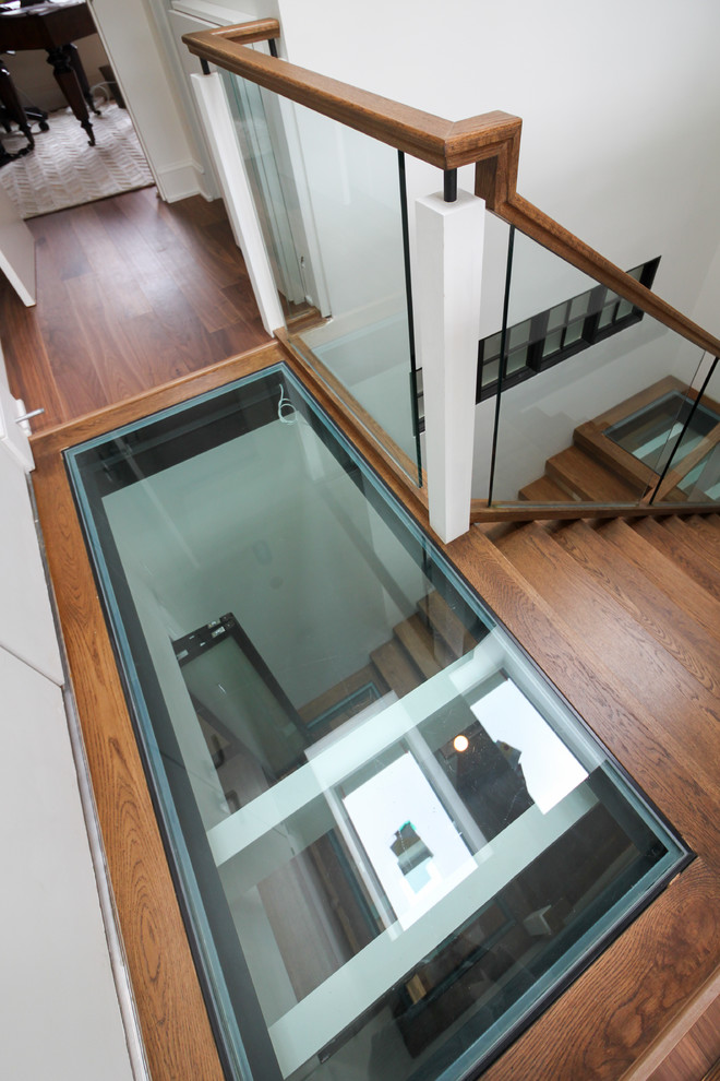 Idéer för en mycket stor modern flytande trappa i glas, med öppna sättsteg och räcke i glas
