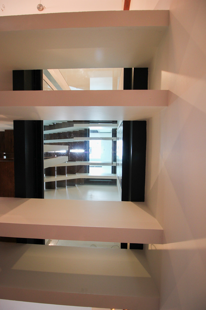 Inspiration pour un très grand escalier sans contremarche flottant design avec des marches en verre et un garde-corps en verre.