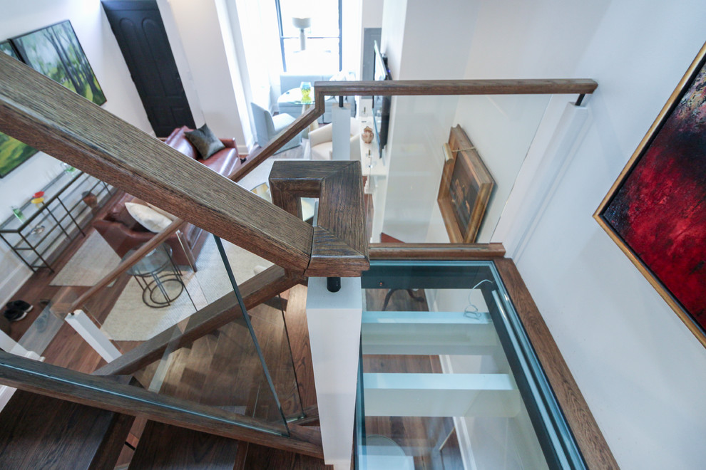 Bild på en mycket stor funkis flytande trappa i glas, med öppna sättsteg och räcke i glas