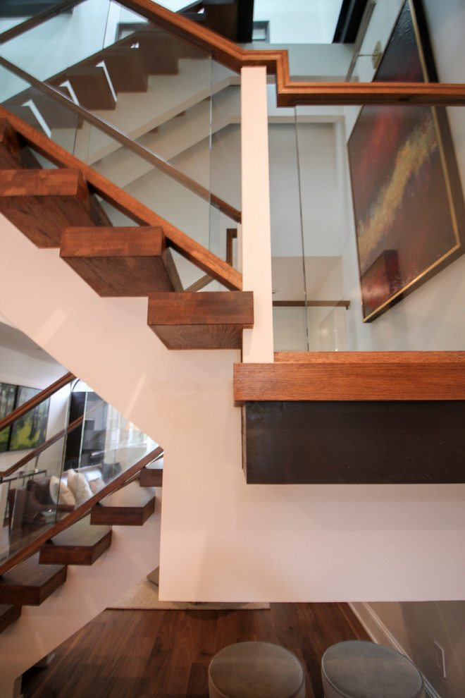 Foto de escalera suspendida contemporánea extra grande sin contrahuella con escalones de vidrio y barandilla de vidrio
