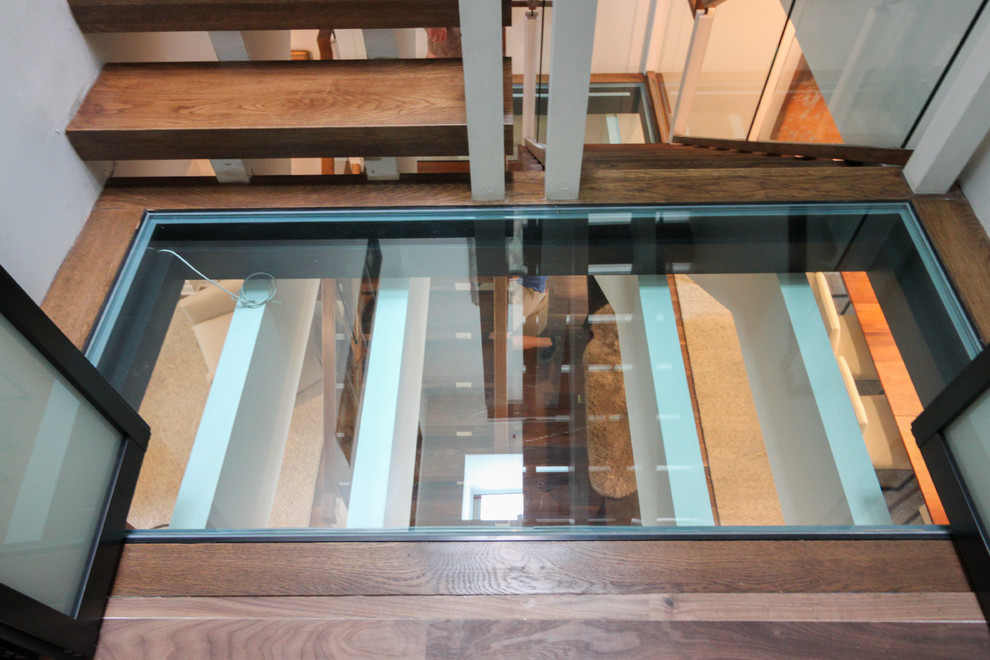 Idéer för mycket stora funkis flytande trappor i glas, med öppna sättsteg och räcke i glas