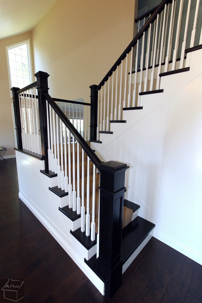 Gerade, Mittelgroße Klassische Treppe mit Teppich-Treppenstufen und Teppich-Setzstufen in Orange County