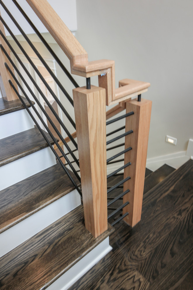 Пример оригинального дизайна: п-образная деревянная лестница среднего размера в стиле фьюжн с деревянными ступенями и перилами из смешанных материалов
