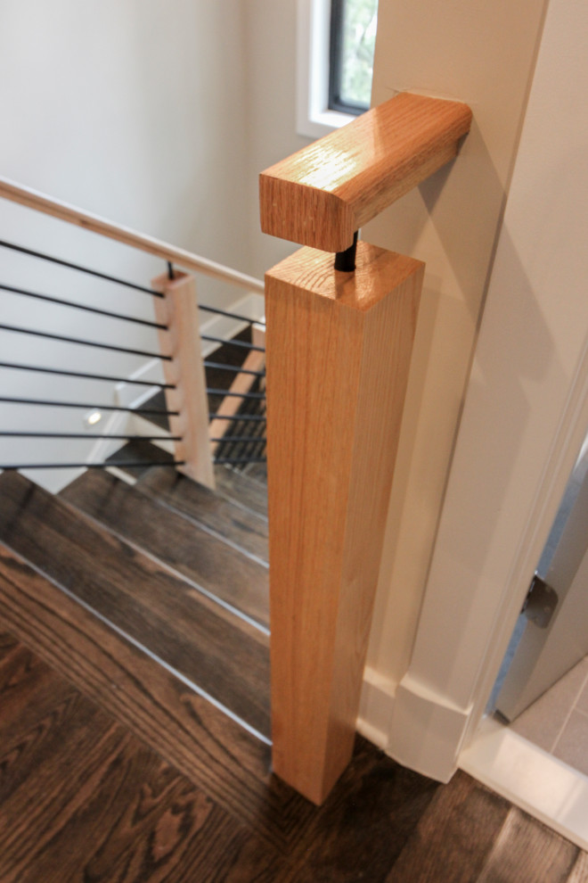 На фото: п-образная деревянная лестница среднего размера в стиле фьюжн с деревянными ступенями и перилами из смешанных материалов с