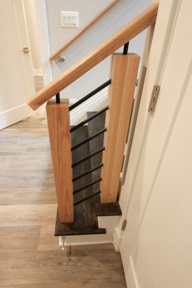 Diseño de escalera en U bohemia de tamaño medio con escalones de madera, contrahuellas de madera y barandilla de varios materiales