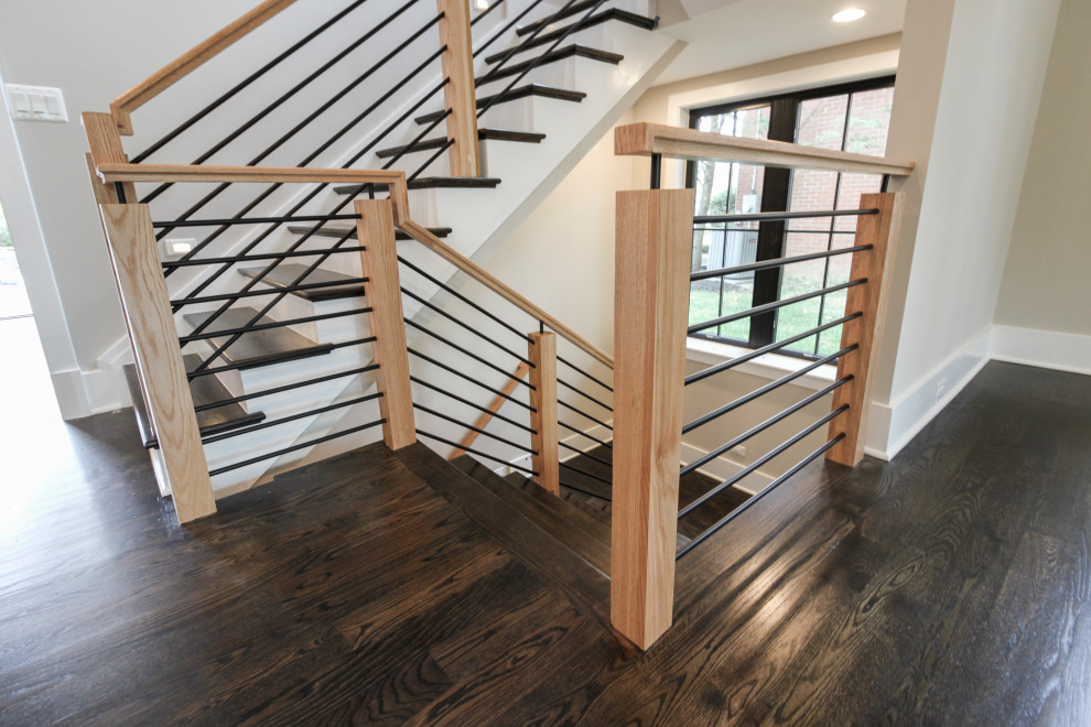 Diseño de escalera en U ecléctica de tamaño medio con escalones de madera, contrahuellas de madera y barandilla de varios materiales