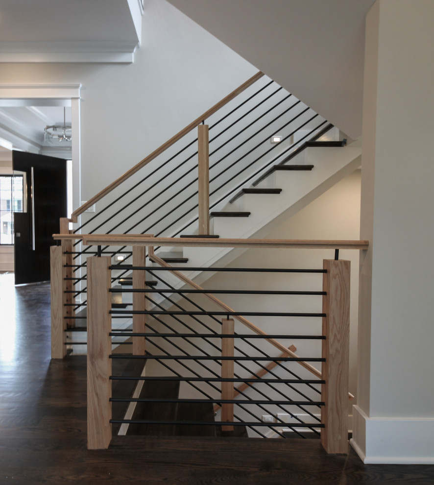 На фото: п-образная деревянная лестница среднего размера в стиле фьюжн с деревянными ступенями и перилами из смешанных материалов