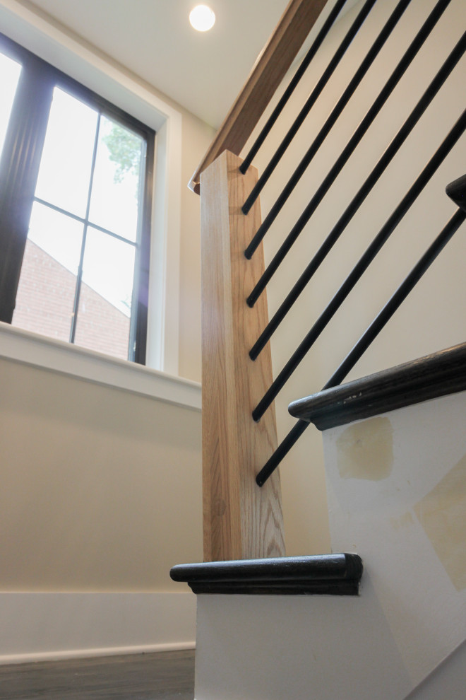 Idée de décoration pour un escalier bohème en U de taille moyenne avec des marches en bois, des contremarches en bois et un garde-corps en matériaux mixtes.