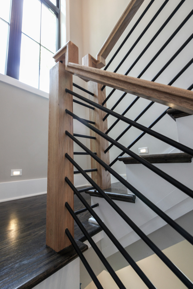 Idée de décoration pour un escalier bohème en U de taille moyenne avec des marches en bois, des contremarches en bois et un garde-corps en matériaux mixtes.