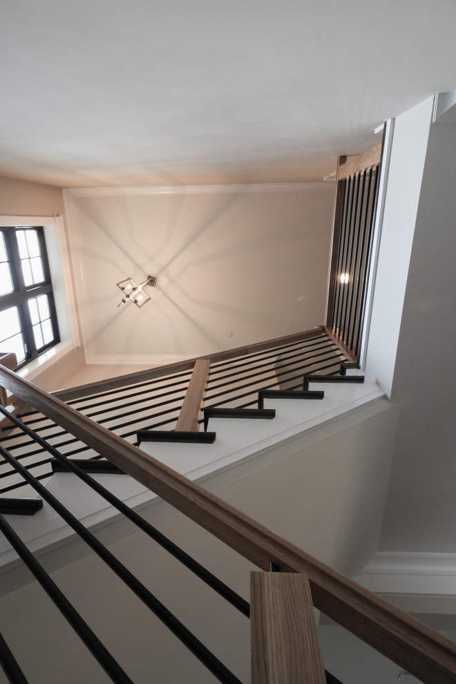 Свежая идея для дизайна: п-образная деревянная лестница среднего размера в стиле фьюжн с деревянными ступенями и перилами из смешанных материалов - отличное фото интерьера