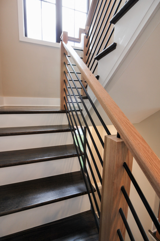 Cette photo montre un escalier éclectique en U de taille moyenne avec des marches en bois, des contremarches en bois et un garde-corps en matériaux mixtes.