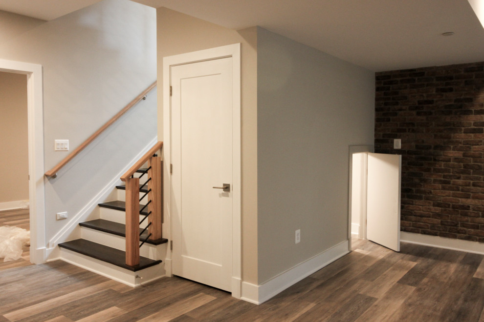 Cette image montre un escalier bohème en U de taille moyenne avec des marches en bois, des contremarches en bois et un garde-corps en matériaux mixtes.