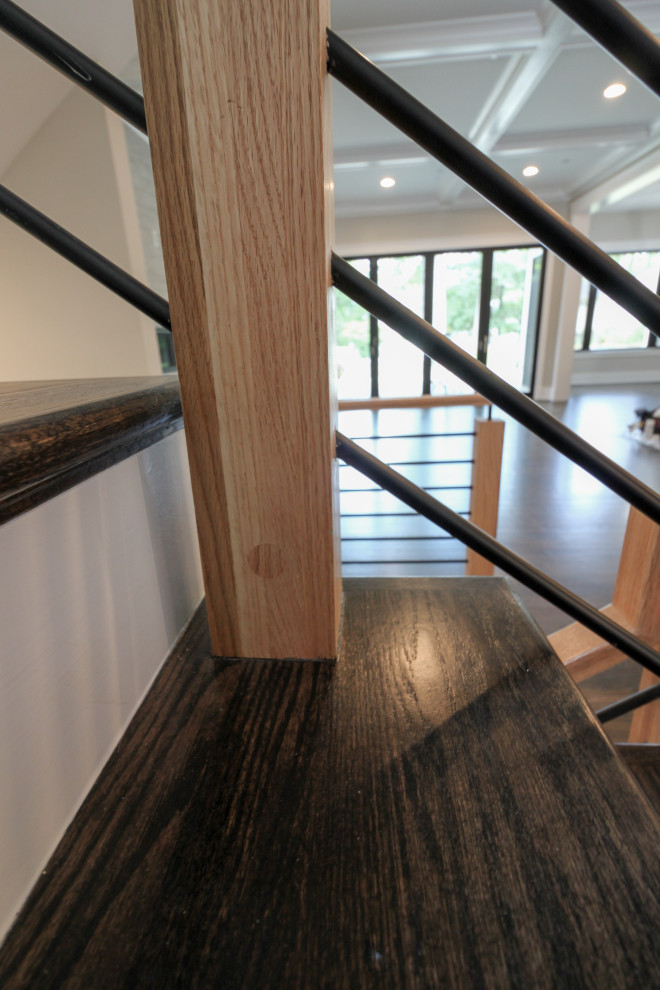 Aménagement d'un escalier éclectique en U de taille moyenne avec des marches en bois, des contremarches en bois et un garde-corps en matériaux mixtes.