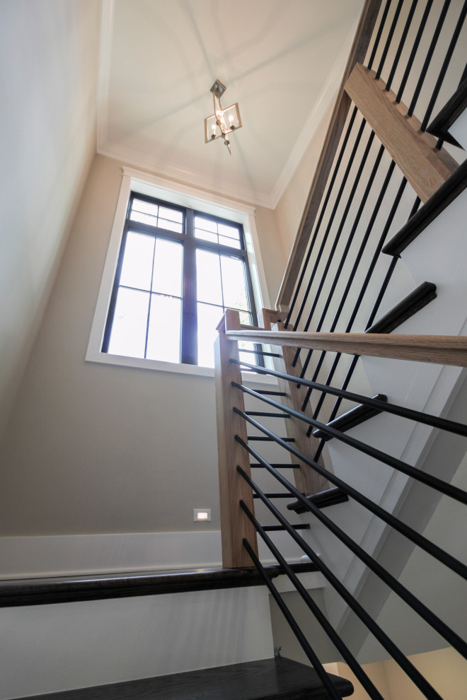 Источник вдохновения для домашнего уюта: п-образная деревянная лестница среднего размера в стиле фьюжн с деревянными ступенями и перилами из смешанных материалов