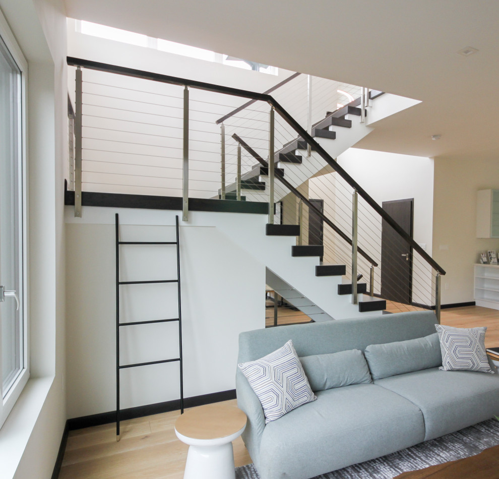 Diseño de escalera en U contemporánea grande con escalones de madera y barandilla de varios materiales