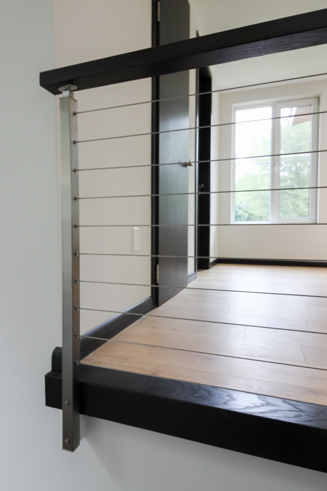 На фото: большая п-образная лестница в современном стиле с деревянными ступенями и перилами из смешанных материалов