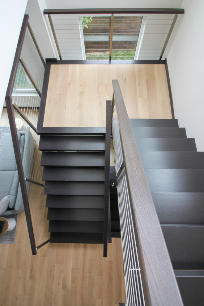 Ejemplo de escalera en U actual grande con escalones de madera y barandilla de varios materiales