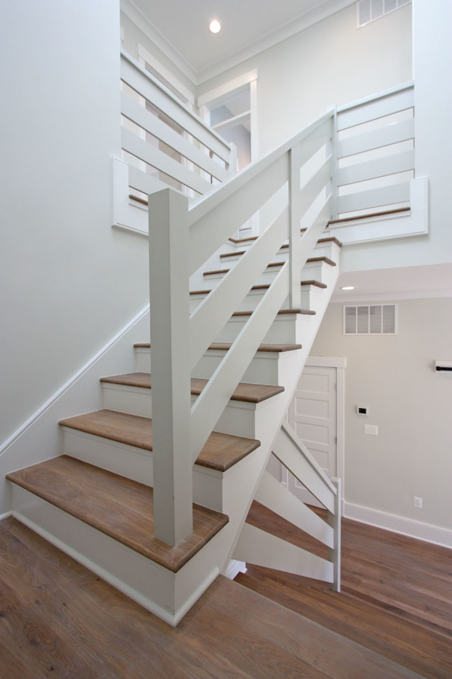 Foto de escalera de estilo de casa de campo de tamaño medio con escalones de madera y contrahuellas de madera