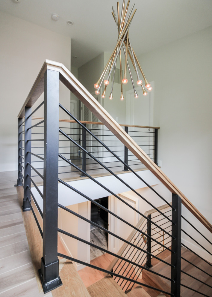 Modelo de escalera recta moderna grande con escalones de madera, contrahuellas de madera y barandilla de varios materiales
