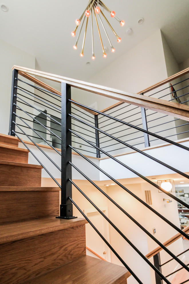 Ejemplo de escalera recta moderna grande con escalones de madera, contrahuellas de madera y barandilla de varios materiales