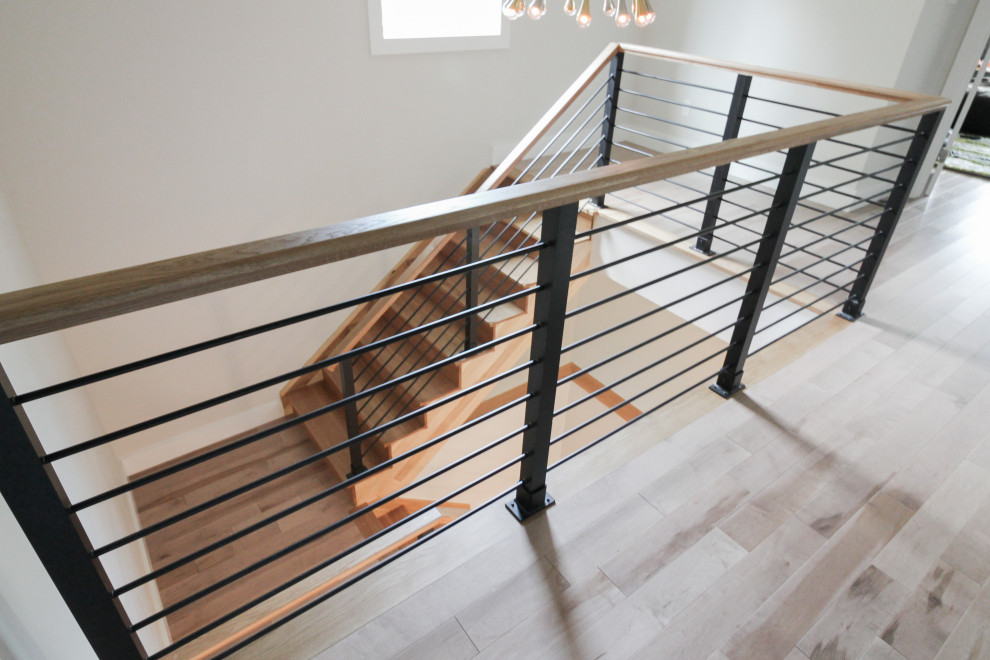Пример оригинального дизайна: большая прямая деревянная лестница в стиле модернизм с деревянными ступенями и перилами из смешанных материалов