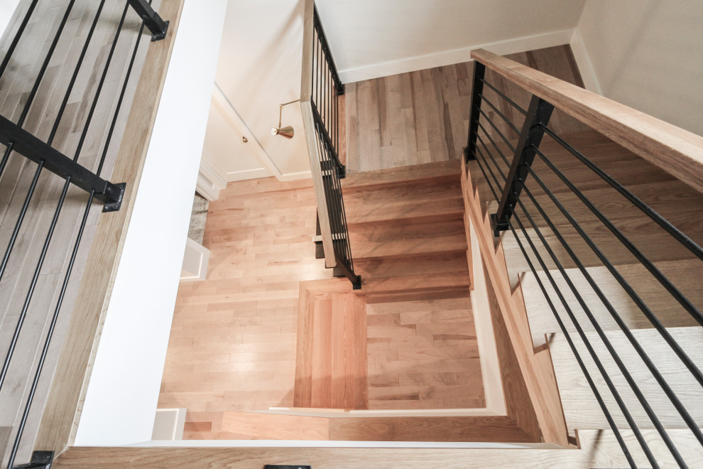 Foto de escalera recta moderna grande con escalones de madera, contrahuellas de madera y barandilla de varios materiales