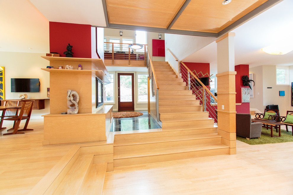 Idées déco pour un très grand escalier droit contemporain avec des marches en bois et des contremarches en bois.