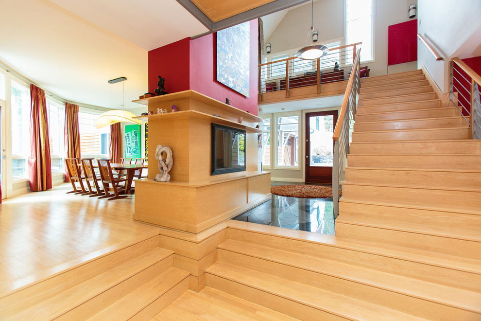 Diseño de escalera recta contemporánea extra grande con escalones de madera y contrahuellas de madera