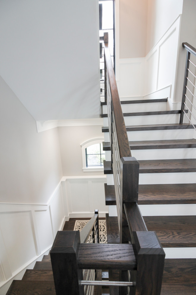На фото: большая п-образная деревянная лестница в современном стиле с деревянными ступенями и перилами из смешанных материалов