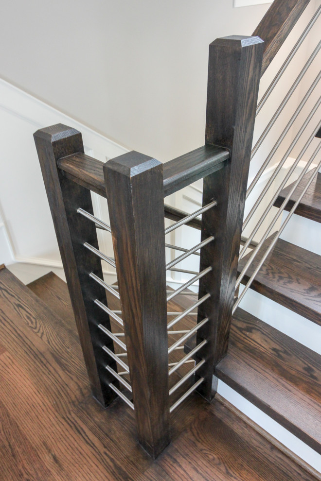 Imagen de escalera en U actual grande con escalones de madera, contrahuellas de madera y barandilla de varios materiales