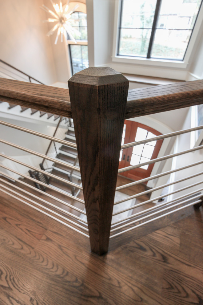 Пример оригинального дизайна: большая п-образная деревянная лестница в современном стиле с деревянными ступенями и перилами из смешанных материалов
